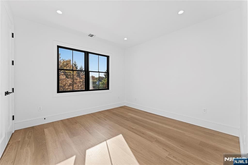 215 Kensington Rd - Image 25