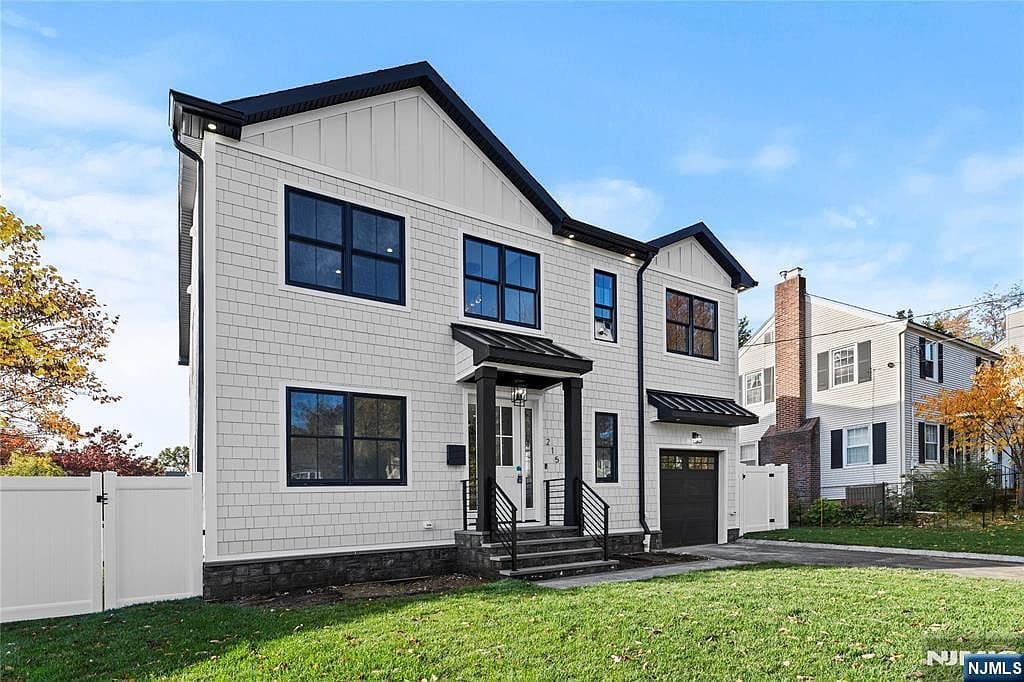 215 Kensington Rd - Image 2