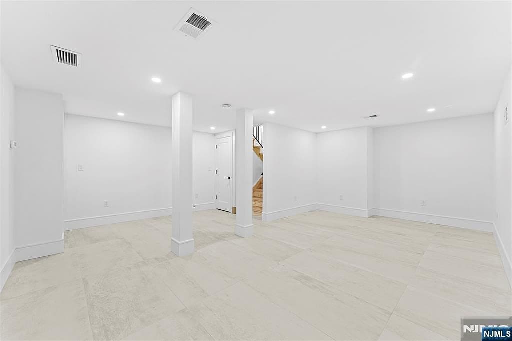 215 Kensington Rd - Image 32