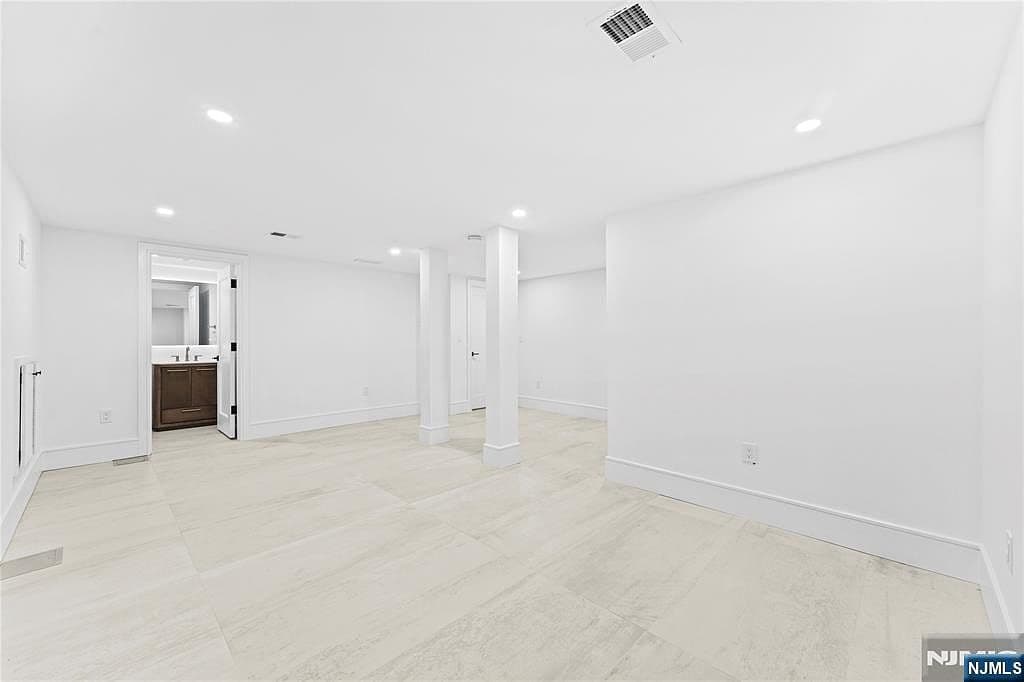 215 Kensington Rd - Image 33