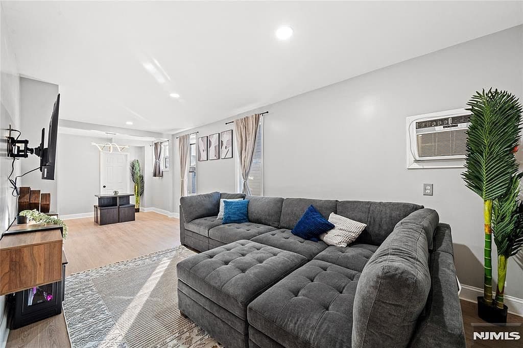 20 E 31st St - Image 36