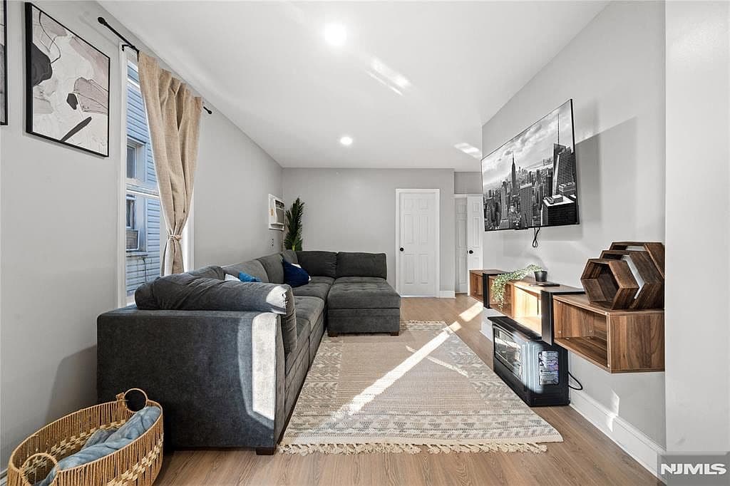 20 E 31st St - Image 31